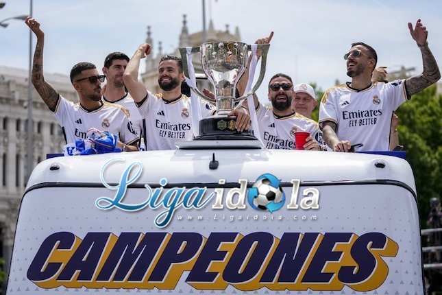 Real Madrid mampu merebut gelar juara dari tangan sang rival