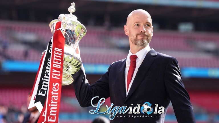 Spekulasi Masa Depannya Berakhir, Erik ten Hag Putuskan Bertahan di MU